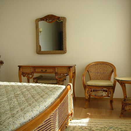 Oasis Suites Apartments And Studios Равда Екстер'єр фото