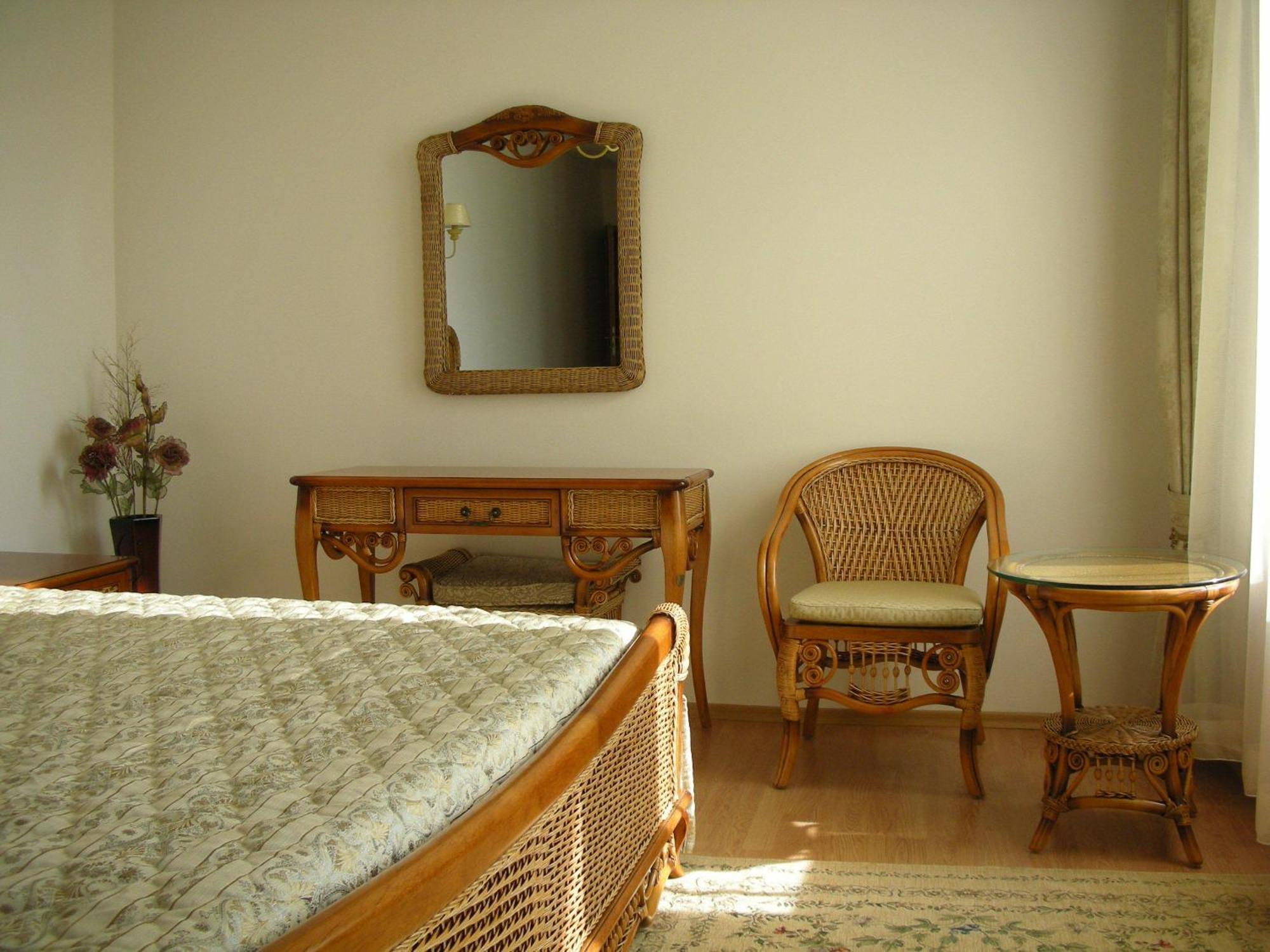 Oasis Suites Apartments And Studios Равда Екстер'єр фото