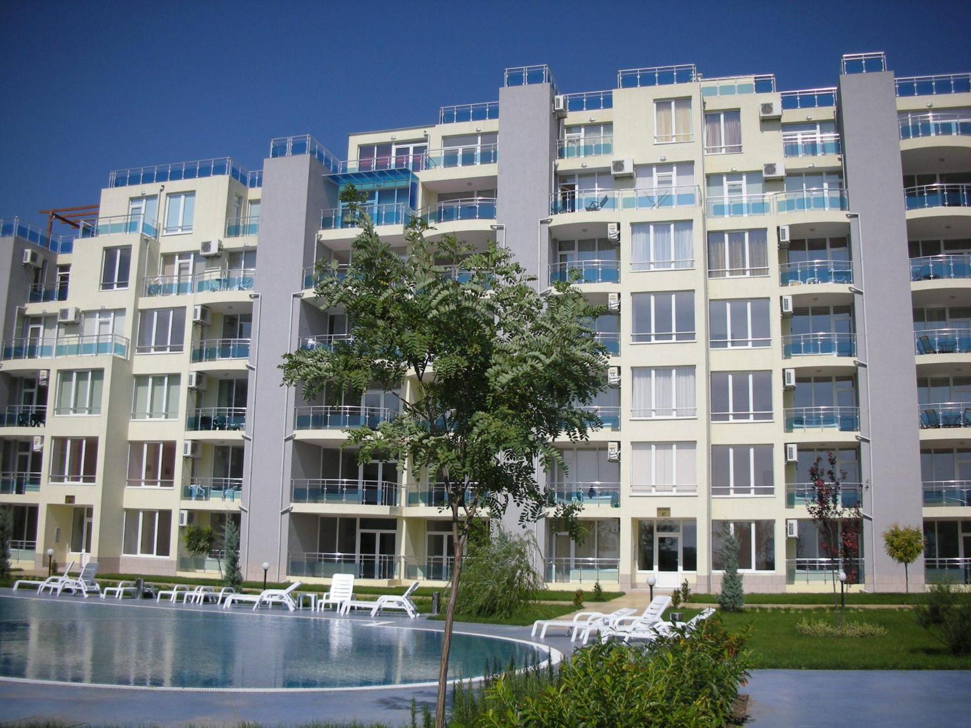 Oasis Suites Apartments And Studios Равда Екстер'єр фото