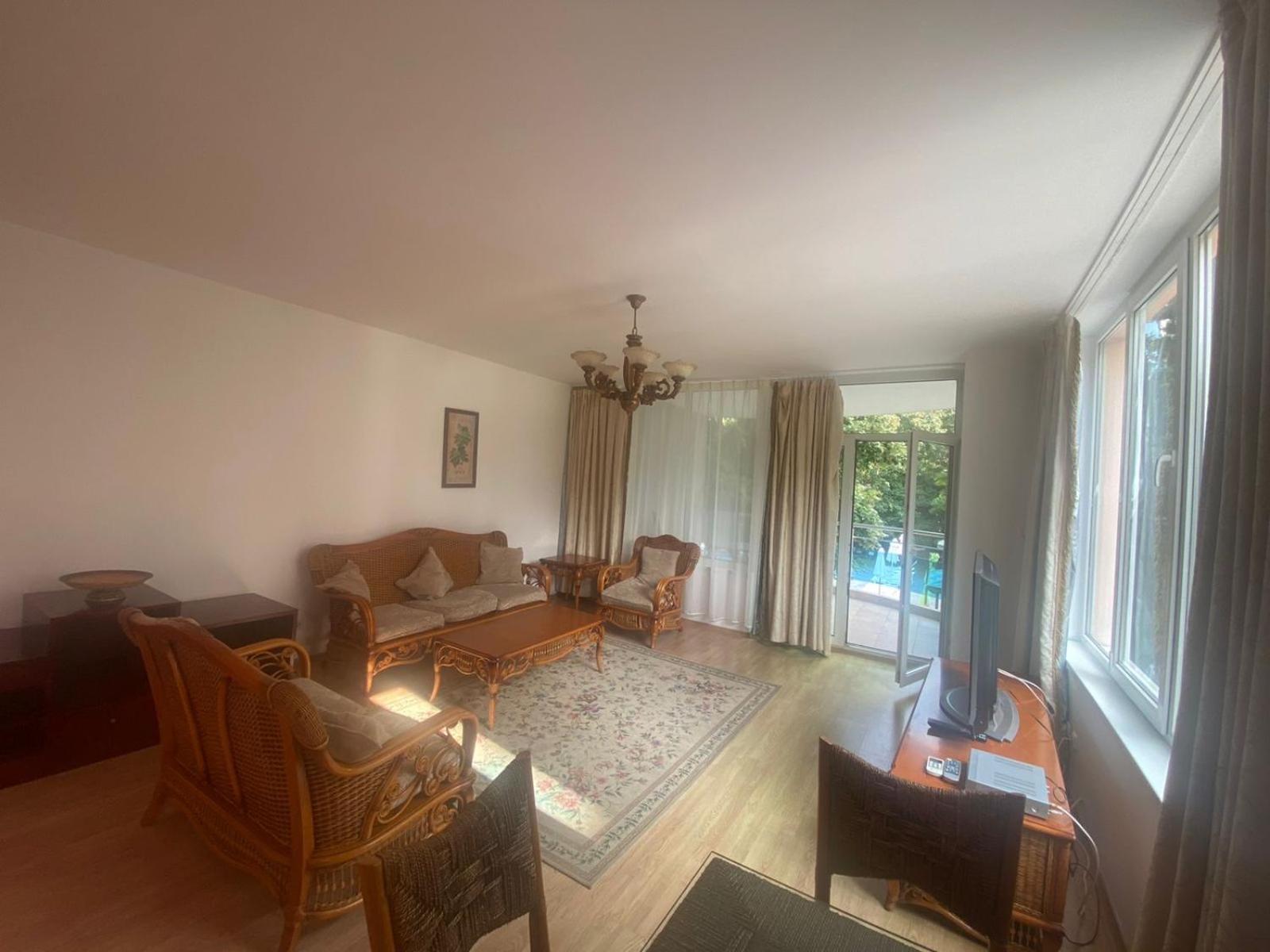 Oasis Suites Apartments And Studios Равда Екстер'єр фото