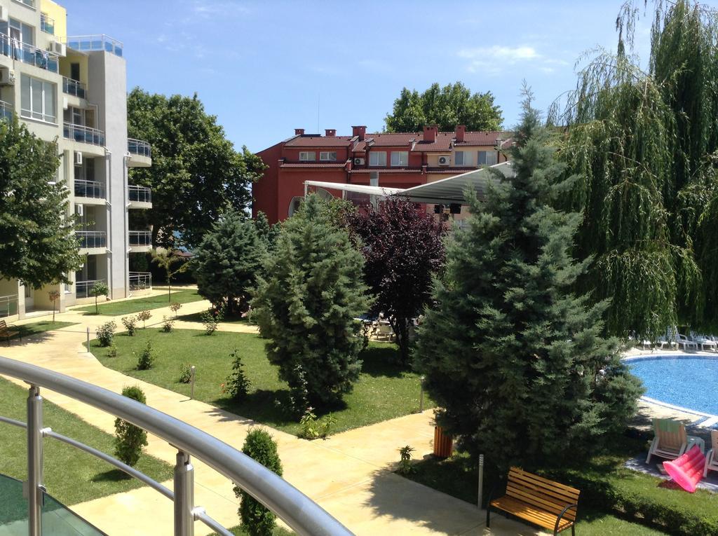 Oasis Suites Apartments And Studios Равда Екстер'єр фото
