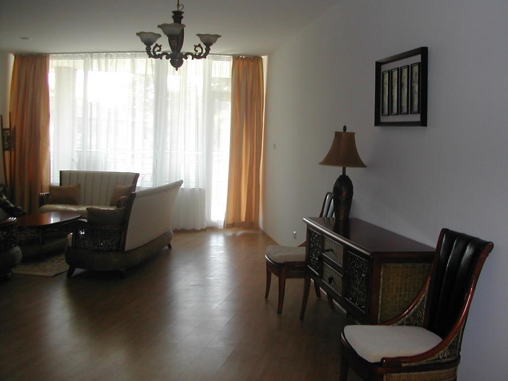 Oasis Suites Apartments And Studios Равда Екстер'єр фото