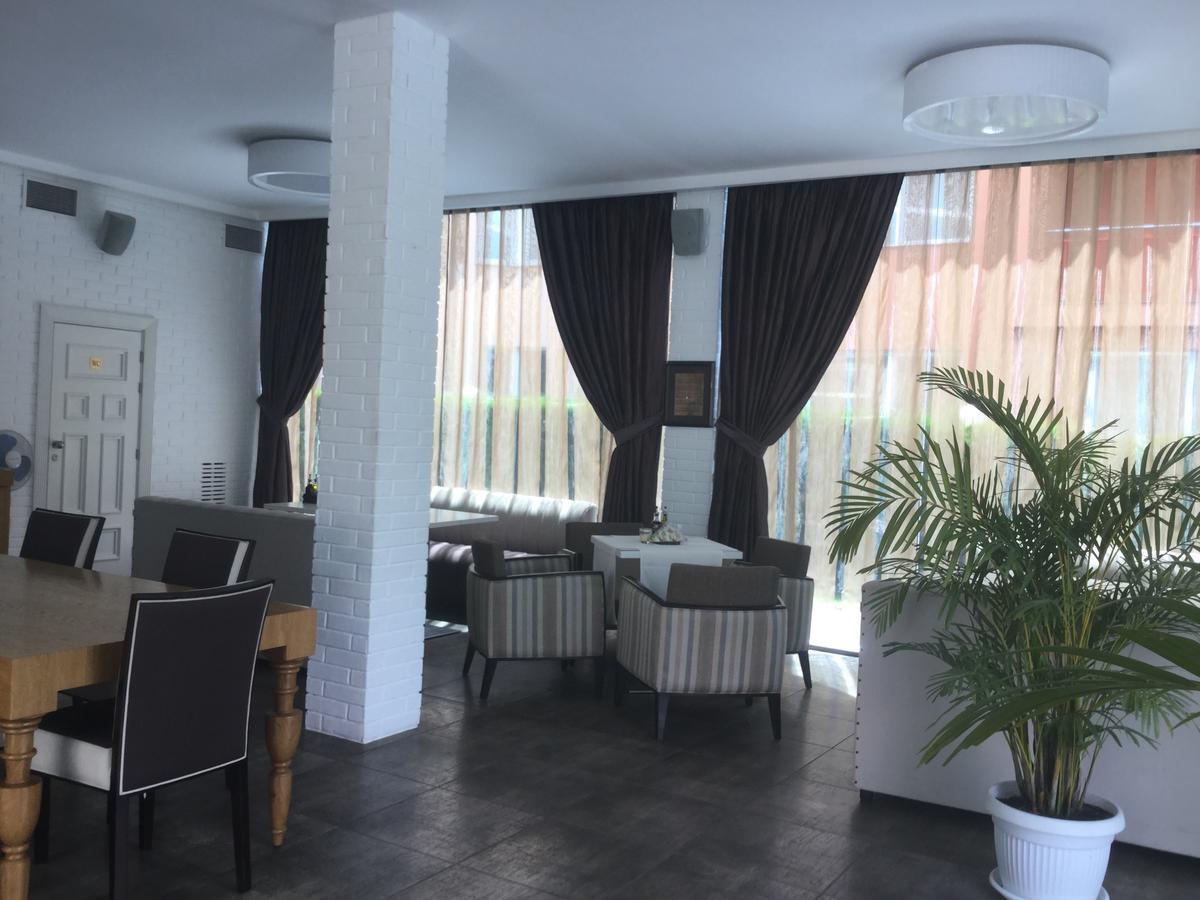 Oasis Suites Apartments And Studios Равда Екстер'єр фото