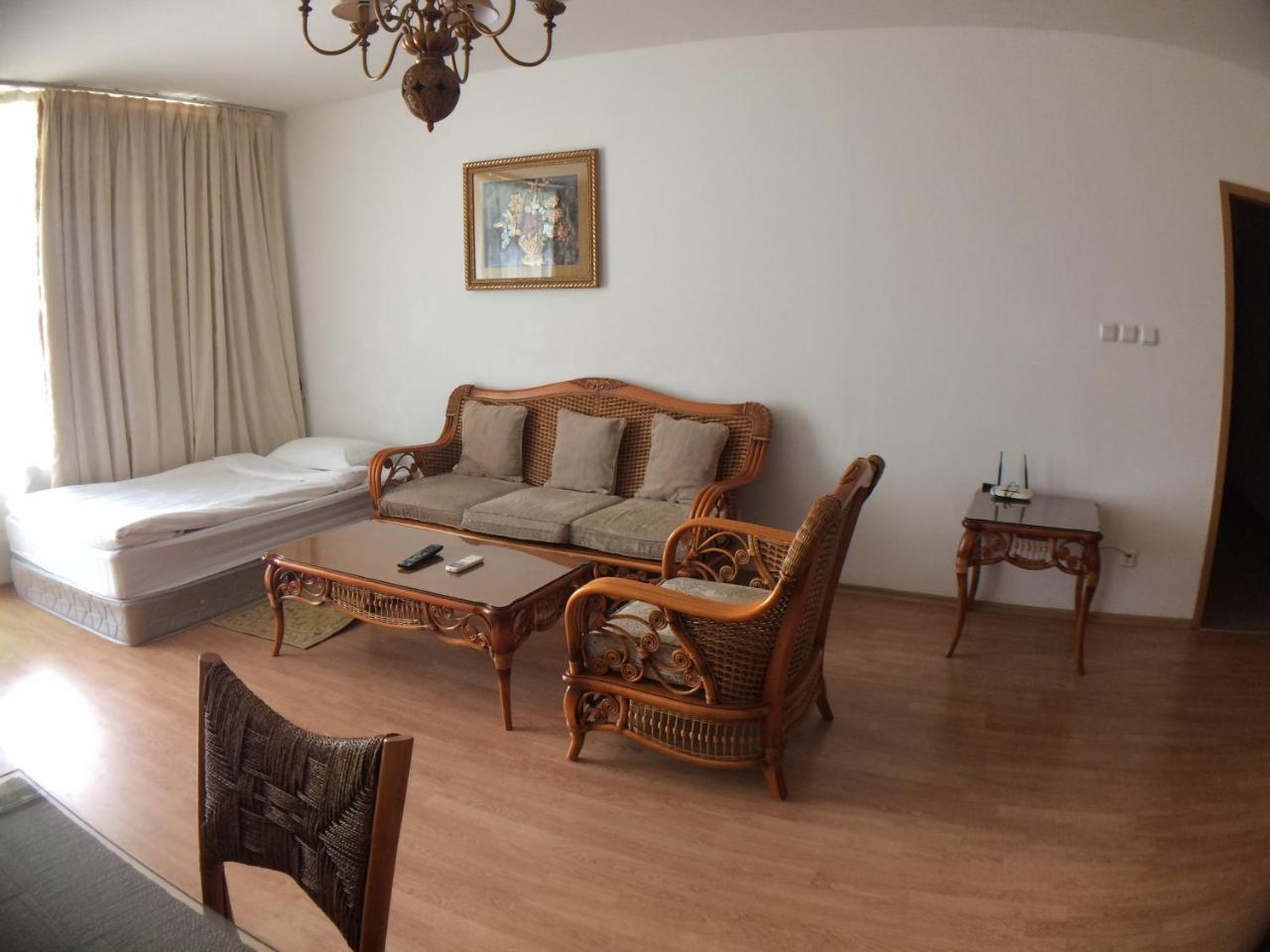 Oasis Suites Apartments And Studios Равда Екстер'єр фото