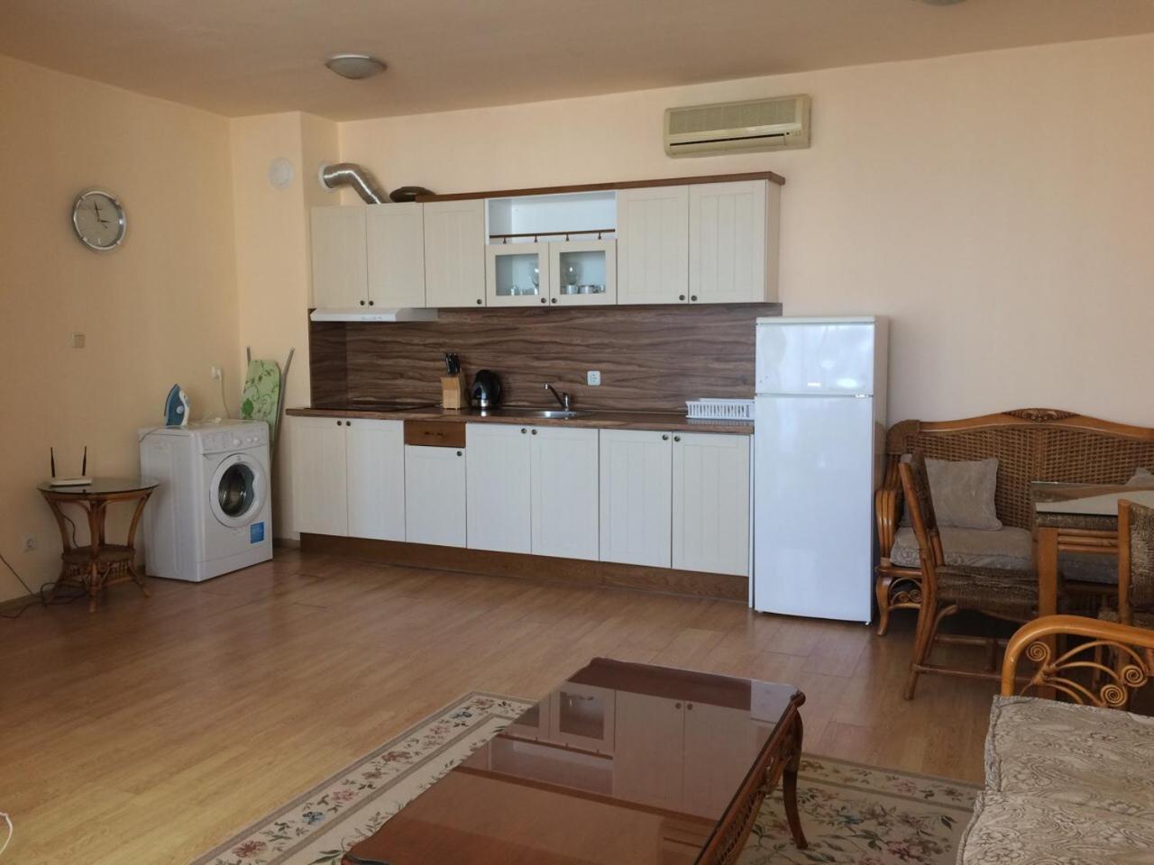 Oasis Suites Apartments And Studios Равда Екстер'єр фото